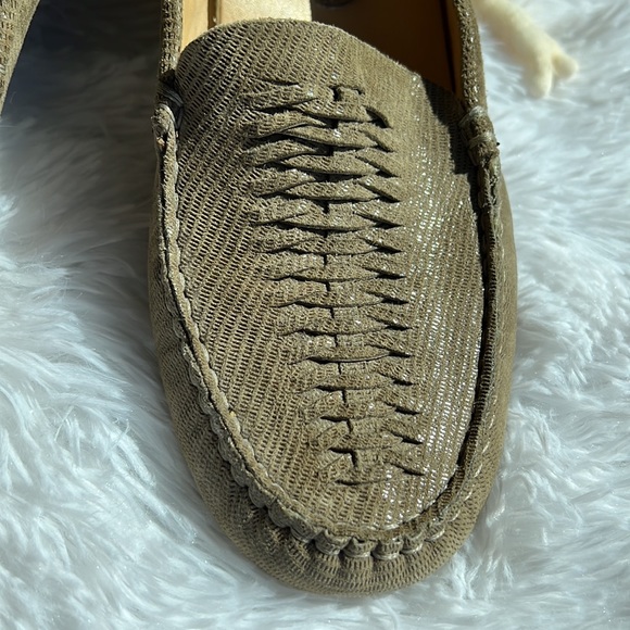 Van Eli Suede Upper with Sparkle.
Great looking and comfortable - Picture 4 of 12